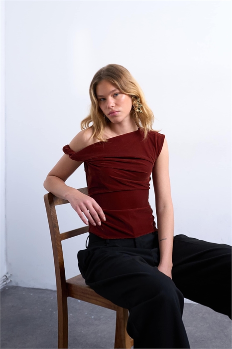 Топ из бархата с закрученными плечами артикул 143376114