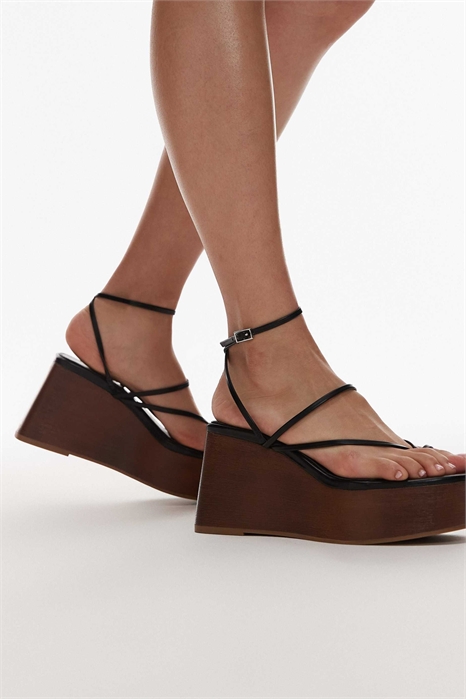 Hallie на ремешках на танкетке артикул 140624596