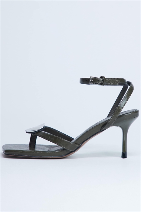 Сандалии-босоножки с открытым носком и каблуком от Gilly с металлическими элементами артикул 148257281