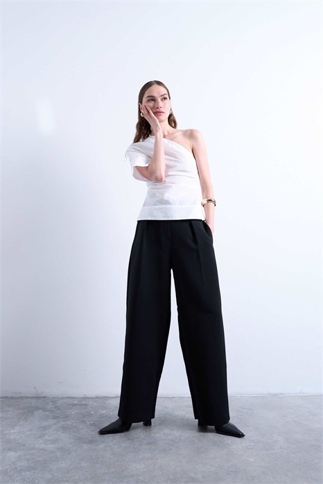 Брюки с заниженной талией и свободным кроем, с аккуратной резинкой на талии артикул 139429910
