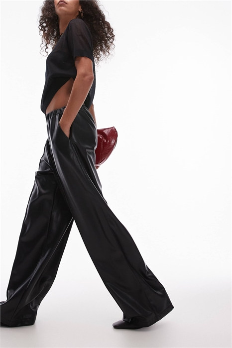 Джоггеры из искусственной кожи с широкими брючинами и швами артикул 137544320