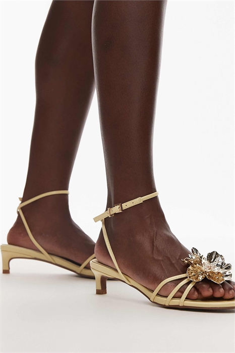 Сандалии Inaya на низком каблуке с ремешками и золотым цветком артикул 140470370