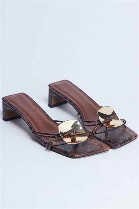 Сандалии Ilaria на низком каблуке с металлической отделкой артикул 144018756