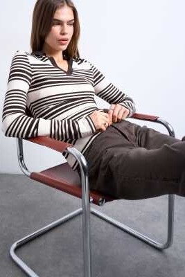 Поло с V-образным вырезом и длинными рукавами артикул 153365160