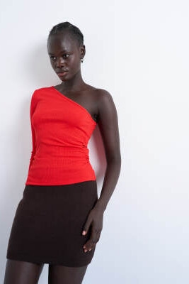 Топ с рюшами по бокам и одним рукавом артикул 147870582