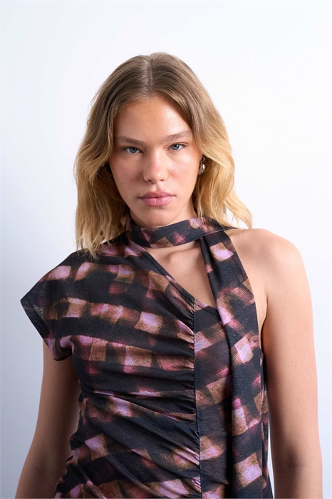 Топ с асимметричным подолом и шарфом с рюшами в клетку артикул 153758183