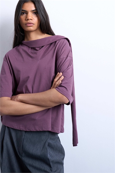 Футболка с шарфом на шее и спущенными плечами артикул 152463351