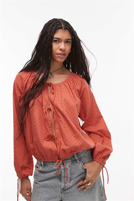 Топ с завязками спереди и рюшами на горловине артикул 139540347