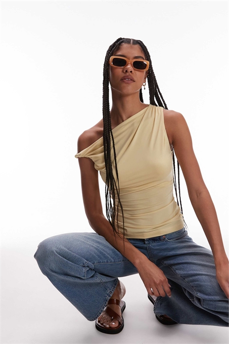 Топ с закрученным плечом артикул 143316397