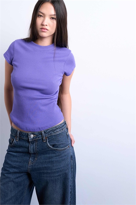 Футболка с облегающим силуэтом и закругленным низом артикул 147197633