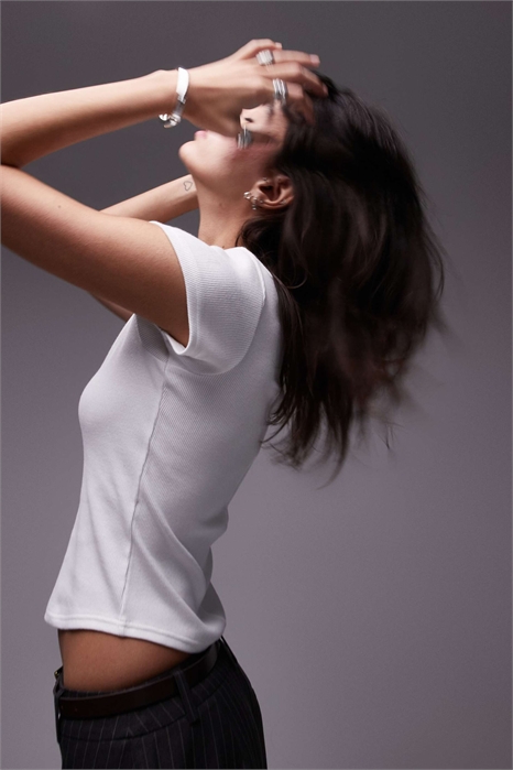 Футболка с облегающим силуэтом и закругленным низом артикул 139561358