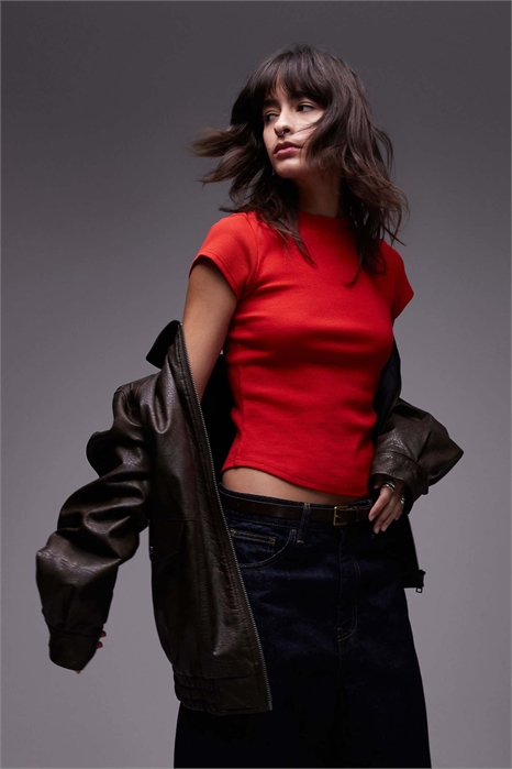 Футболка с облегающим силуэтом и закругленным низом артикул 139561355