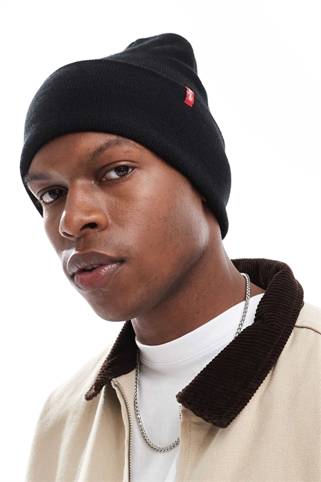 Вязаная шапка свободного кроя с красной тесьмой артикул 142323663