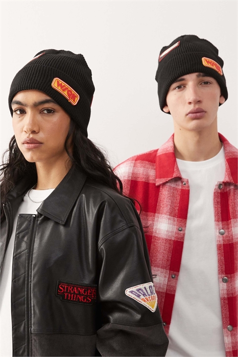 Унисекс-шапка «Очень странные дела» с нашивками артикул 149833276