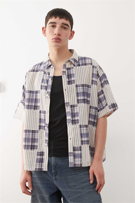 Рубашка прямого кроя с короткими рукавами, с вставками из полосок и клетчатого узора артикул 152739261