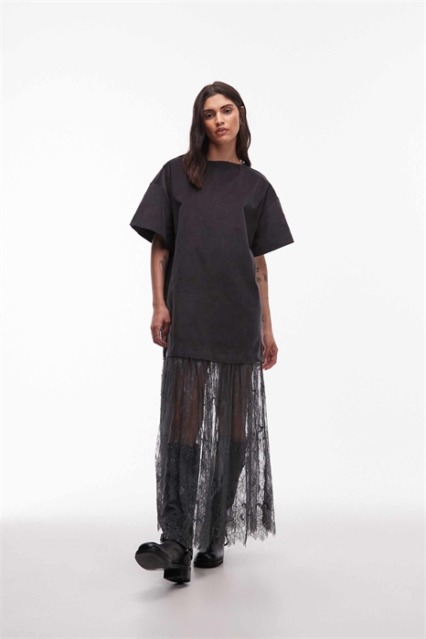 Мини-платье-гибрид из футболки и шнурка с кружевной юбкой артикул 153366018