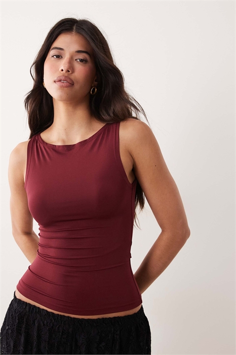 Облегающая майка с лодочным вырезом артикул 151528905