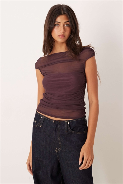 Топ из сетчатой ткани с открытыми плечами и короткими рукавами артикул 154275124