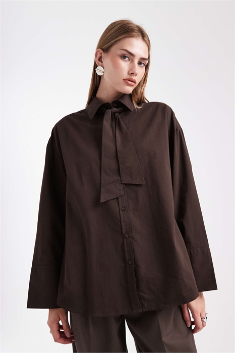 Рубашка свободного кроя с завязками на шее артикул 151184415