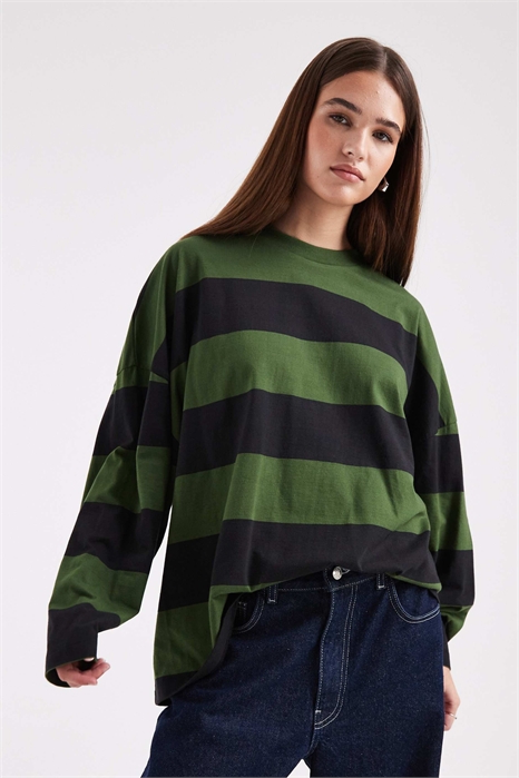 Футболка с длинными рукавами и яркой полоской артикул 153082700