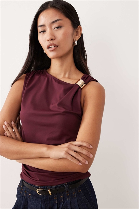 Топ с драпировкой и косым вырезом, украшенный металлическими элементами артикул 152932712