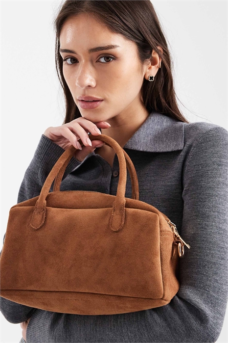 Небольшая замшевая сумка для боулинга с ремнем через плечо артикул 154692691