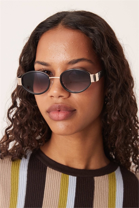 Овальные солнцезащитные очки с металлической оправой артикул 152465481