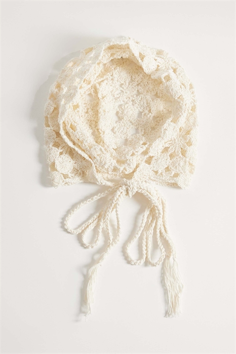 Шапочка с цветочками, связанная крючком артикул 152931249