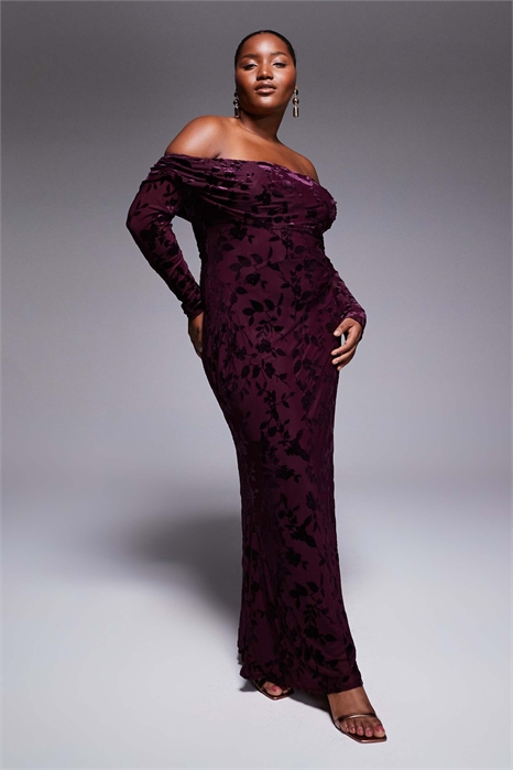 Макси-платье с открытыми плечами и длинными рукавами артикул 151218592