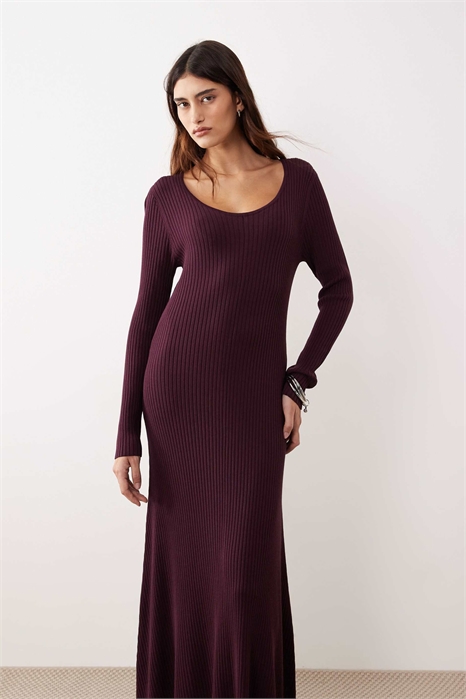 Макси-платье с ребристым вырезом артикул 152631037