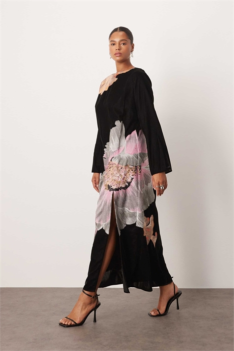 Макси-платье из бархата с вышитым цветочным узором артикул 149656615