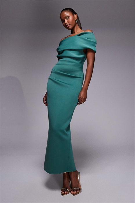 Платье средней длины с рюшами и открытыми плечами артикул 154675755