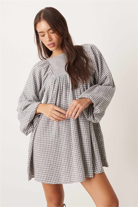 Мини-платье-беби-долл из букле с объемными рукавами артикул 148295034