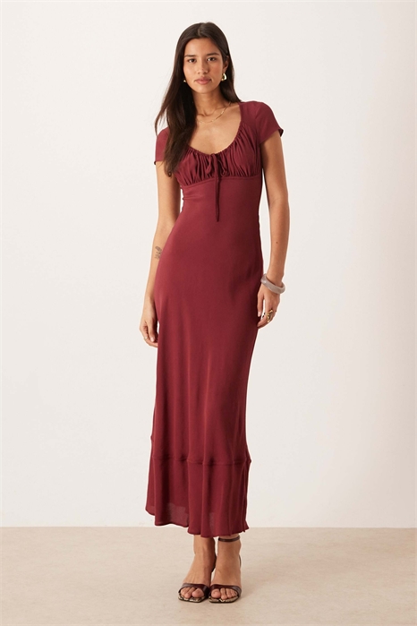 Макси-платье с рюшами спереди и рукавами-буф артикул 149516099