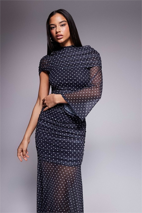 Макси-платье с асимметричной накидкой на плечах из ткани с принтом в виде сетки артикул 152595089