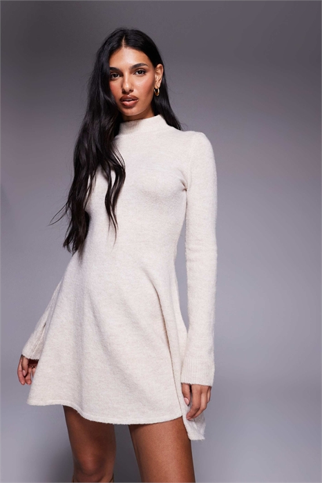 Эксклюзивное трикотажное мини-платье-скатер с высоким воротником артикул 153402750