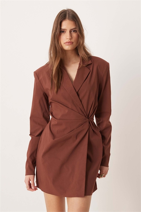 Мини-платье-блейзер с затянутой талией артикул 154138610