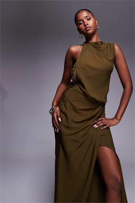 Макси-платье с драпировкой спереди и акцентом на пуговицах артикул 152930916