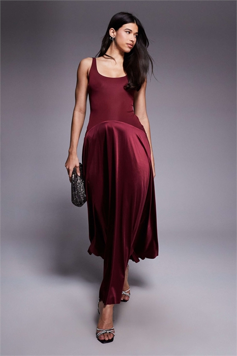 Лондонское атласное макси-платье с круглым вырезом и заниженной талией артикул 152931555