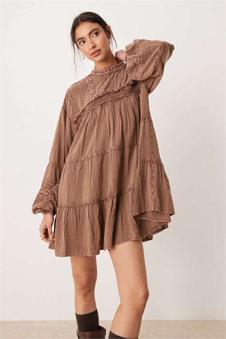 Мини-платье-сарафан с высоким воротником и кружевной отделкой артикул 152125703