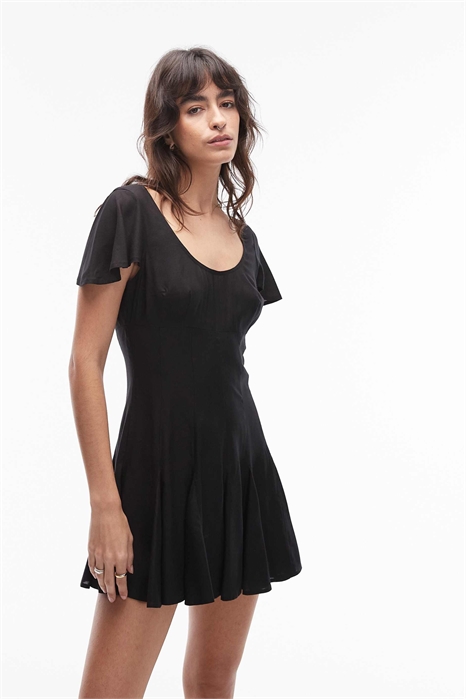 Мини-платье в стиле «ти» с асимметричным подолом артикул 152462509