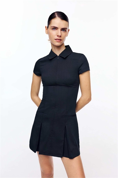 Короткое платье с складками-гофрами артикул 156153145