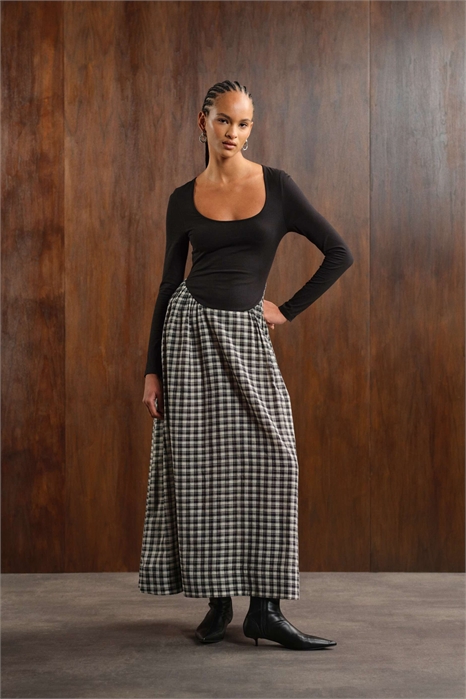 Макси-платье гибридного кроя с круглым вырезом и длинными рукавами артикул 148295248