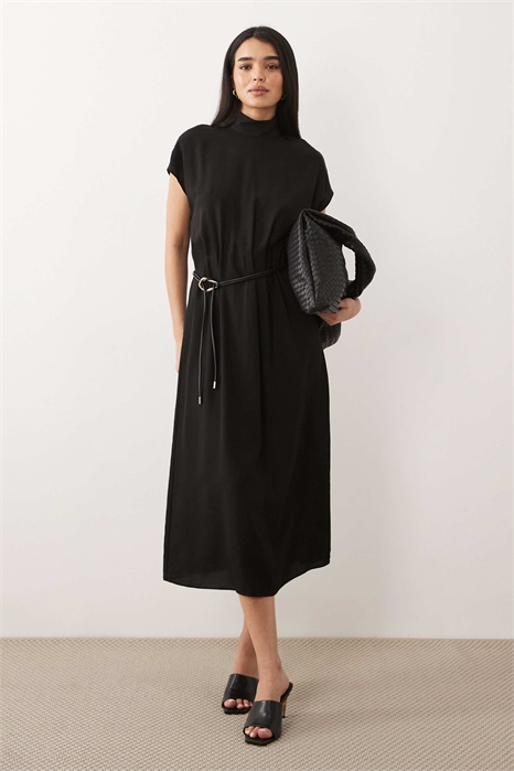 Платье средней длины с высоким воротником, без рукавов и с поясом артикул 155128944