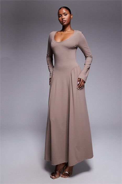 Платье средней длины с круглым вырезом, длинными рукавами и заниженной талией артикул 155708187