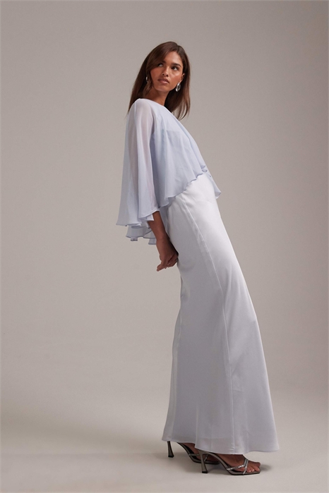 Накидка из прозрачного шифона для подружек невесты в сочетании с атласным платьем косого кроя артикул 154006999