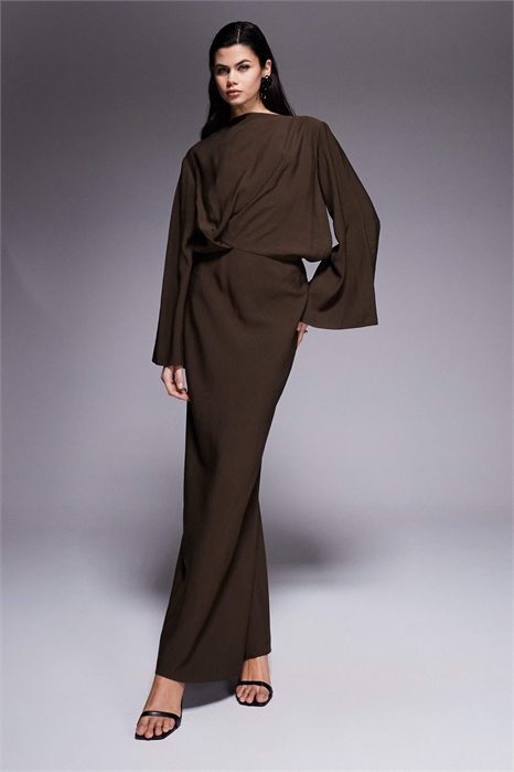 Макси-платье с длинными рукавами, заправленным в талию и косой кройкой артикул 152560948