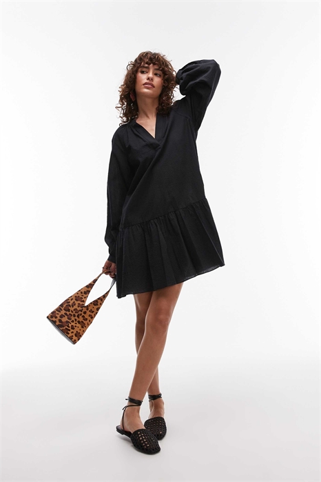 Мини-платье из ткани «сирсакер» с многослойным подолом и буфчатыми рукавами артикул 147258725