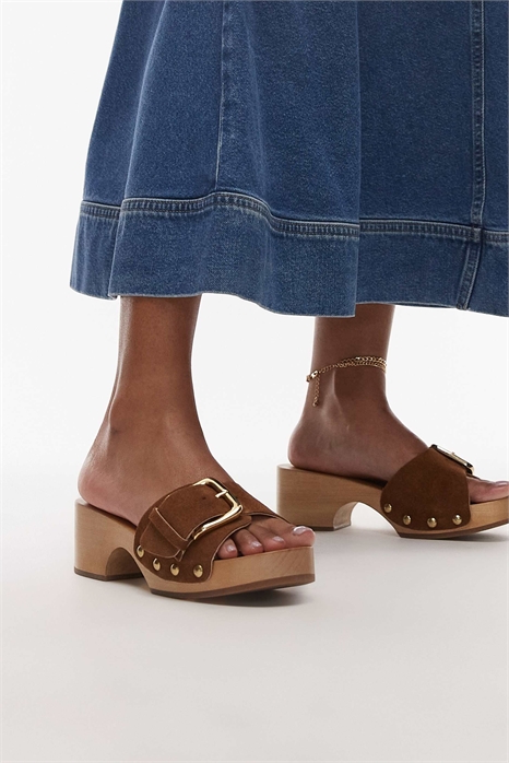 Деревянные сабо на каблуке с ремешком из натуральной замши и золотой пряжкой артикул 144644447