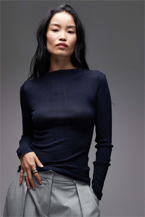 Топ из мериносовой шерсти с полупрозрачной широкой ребристой вязкой и высоким воротником артикул 151304592